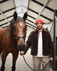 OLAF Hussein look met chocoladebruine suède jas, rode muts en paard in de stallen van Begijnhoeve in Mol-Postel