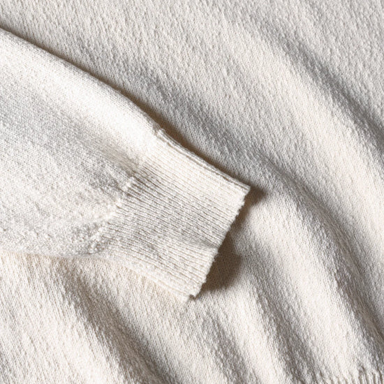 Roberto Collina Irregular Texture Skipper Polo in Soft Ecru
 detail van de stof bij checkpoint