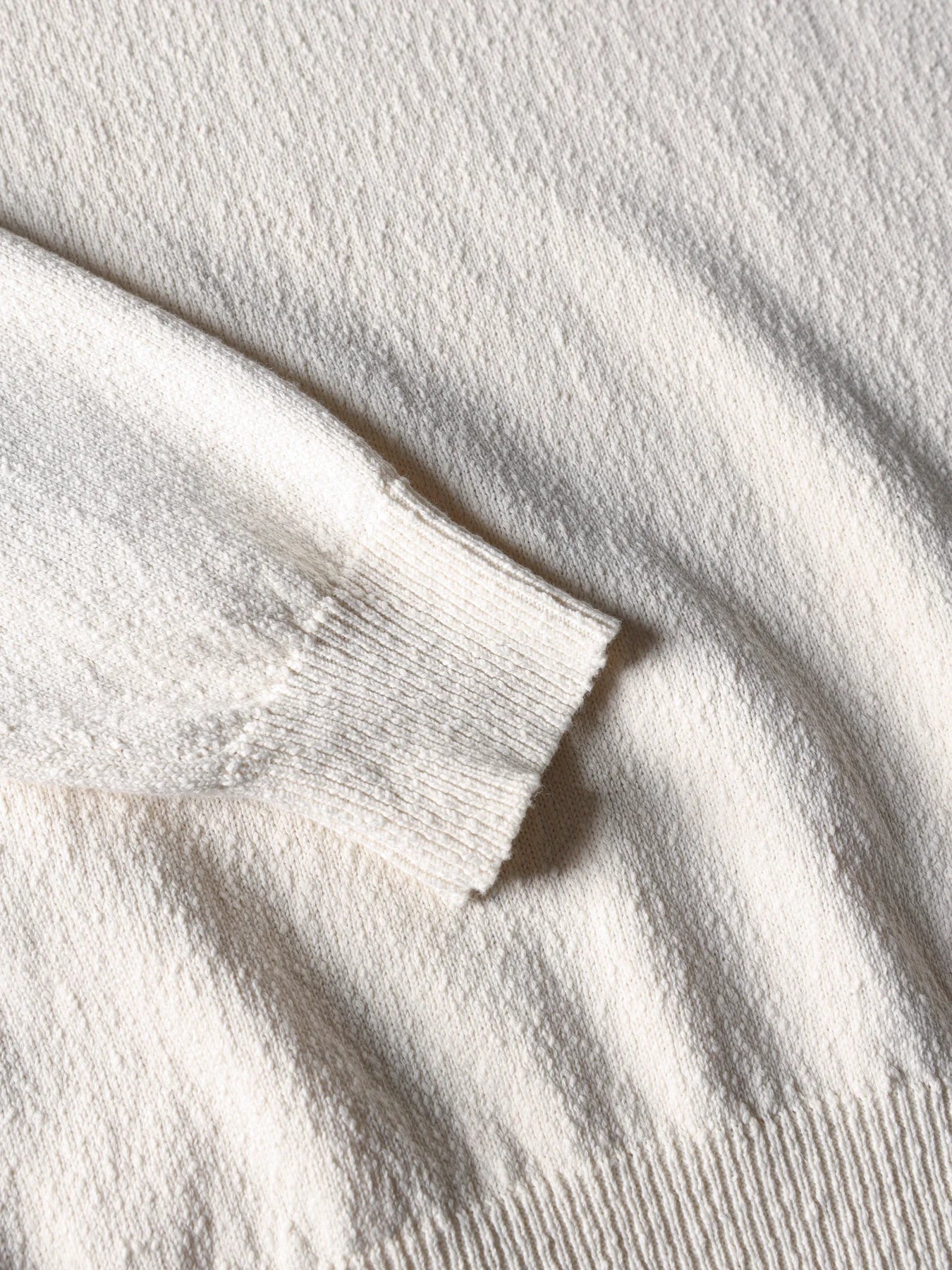 Roberto Collina Irregular Texture Skipper Polo in Soft Ecru
 detail van de stof bij checkpoint