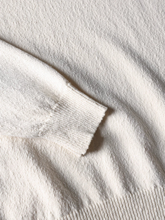 Roberto Collina Irregular Texture Skipper Polo in Soft Ecru
 detail van de stof bij checkpoint