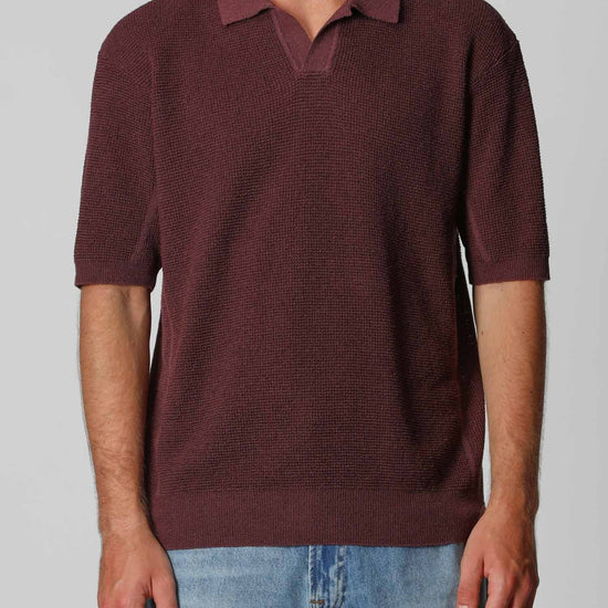 Roberto Collina buttonless knit polo in warme bordeauxbruine tint