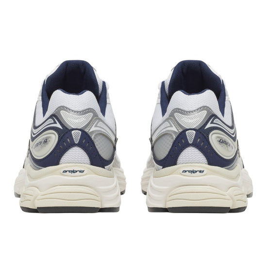 Achterkant van Saucony ProGrid Omni 9 White Navy met navy details