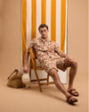 Detail van The GoodPeople Henry Printed Shorts Beige Brown met all-over print setting