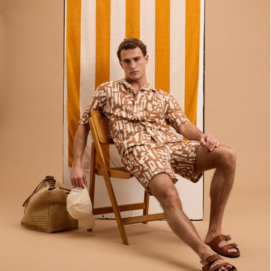 The GoodPeople Seven SS Bowlingshirt Beige Brown met woven texture in setting