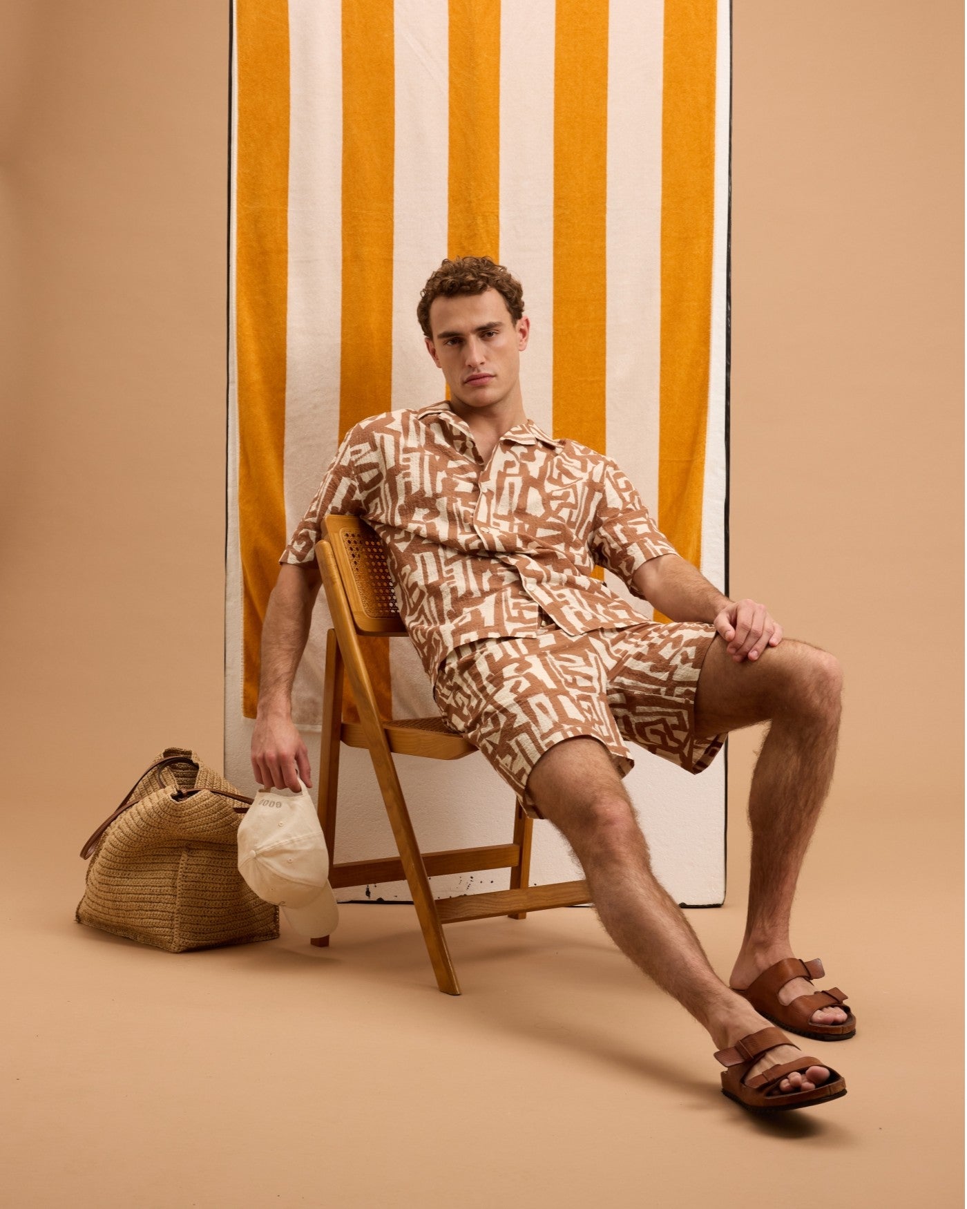 The GoodPeople Seven SS Bowlingshirt Beige Brown met woven texture in setting