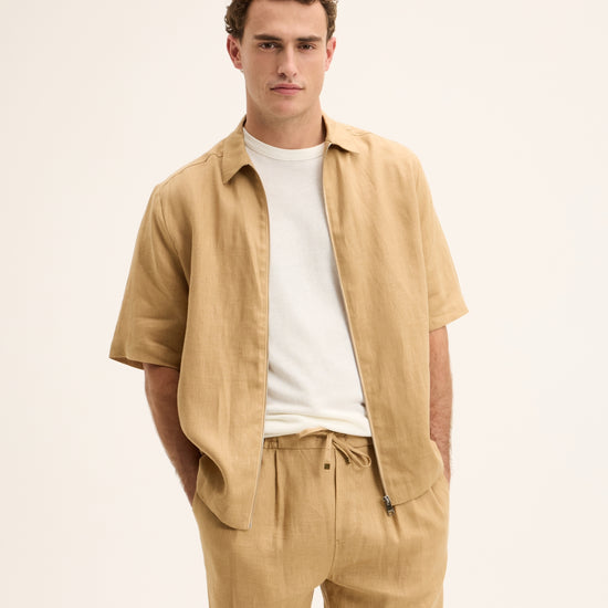 The GoodPeople Soto shirt open gedragen over een T-shirt bij checkpoint mol