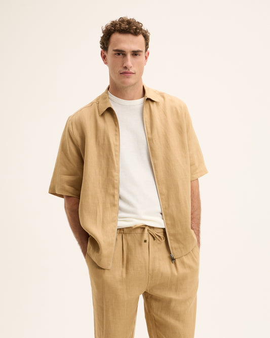The GoodPeople Soto shirt open gedragen over een T-shirt bij checkpoint mol