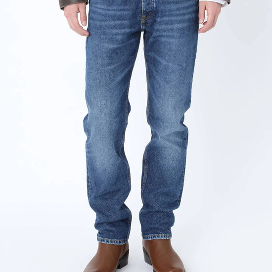 Detail van Won Hundred Archer Dard Blue 5-pocket denim met tapered leg