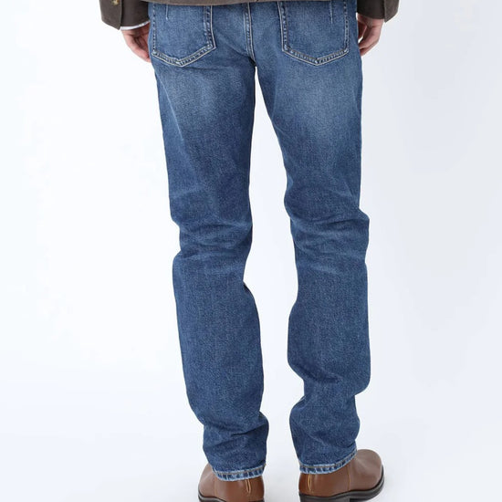 Detail van Won Hundred Archer Dard Blue 5-pocket denim met tapered leg