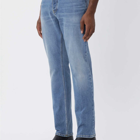 Detail van Won Hundred Archer San Vintage Light Blue denim met lichte vintage wassing