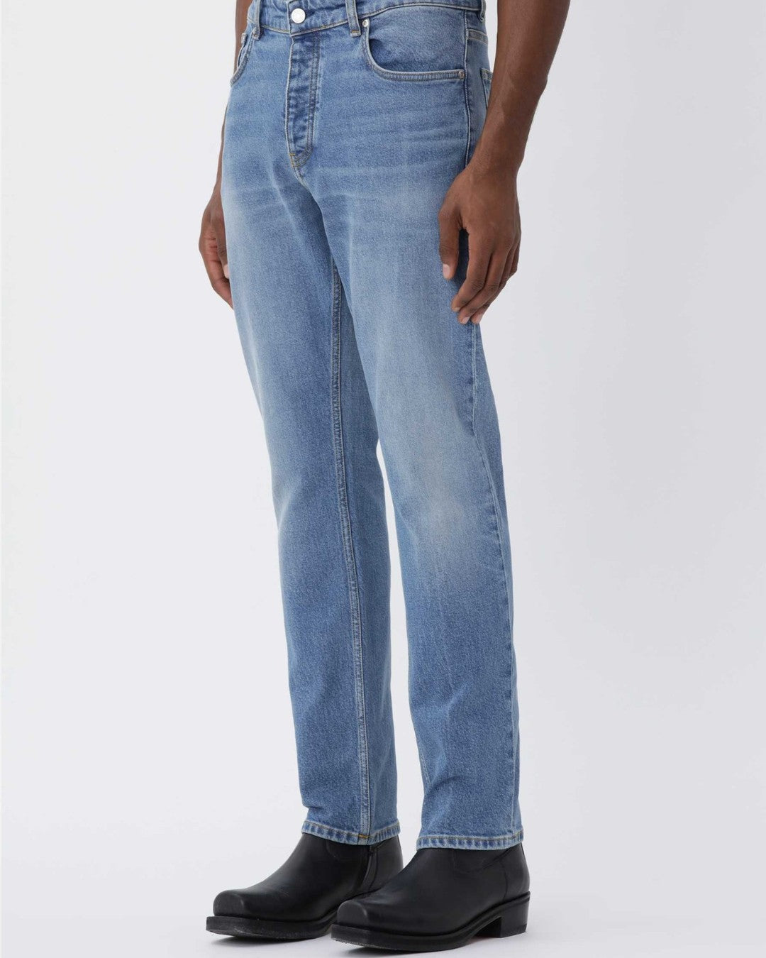 Detail van Won Hundred Archer San Vintage Light Blue denim met lichte vintage wassing