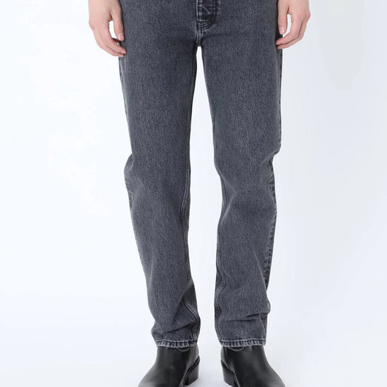 Detail van Won Hundred Ben Pleasant Grey 5-pocket denim met tapered leg