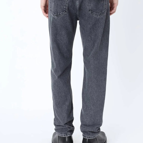 Won Hundred Ben Tapered Denim Pleasant Grey gecombineerd in een moderne herenoutfit
