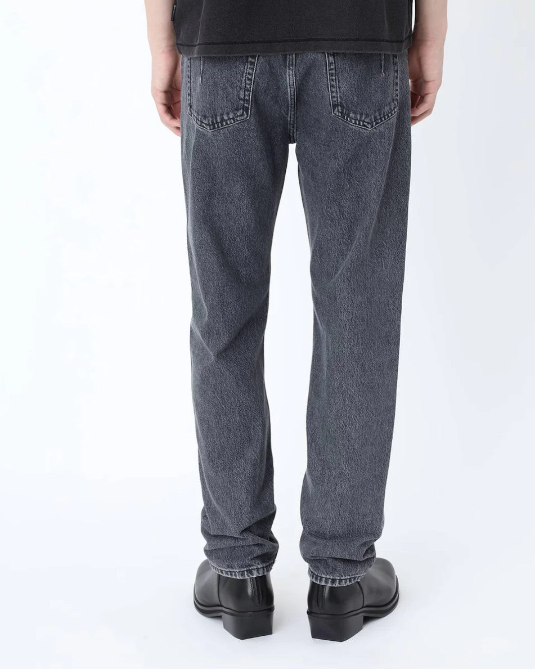 Won Hundred Ben Tapered Denim Pleasant Grey gecombineerd in een moderne herenoutfit