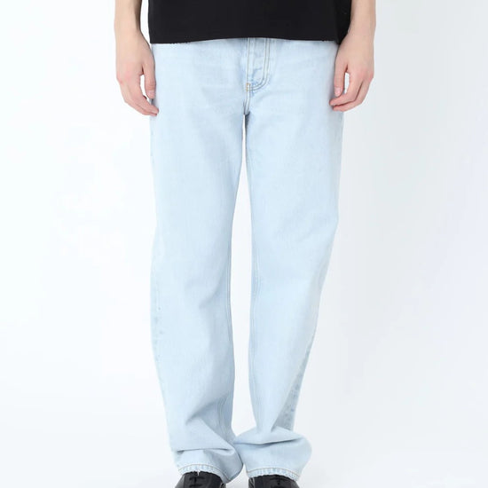 Won Hundred Steve Loose Fit Denim Soft Blue gecombineerd in een moderne herenoutfit