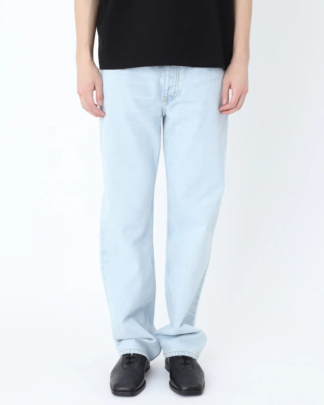 Won Hundred Steve Loose Fit Denim Soft Blue gecombineerd in een moderne herenoutfit