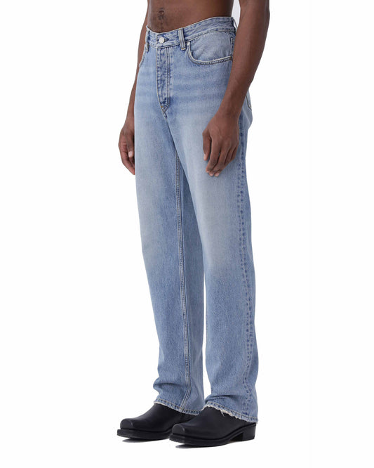Won Hundred Steve Loose Fit Jeans Wash 18 Blauw – zijaanzicht op model | Checkpoint Mol