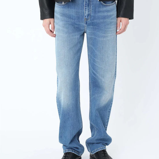 Detail van Won Hundred Tony Cel Blue 5-pocket jeans met signature dart detail