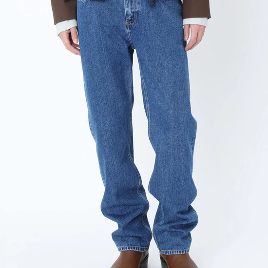 Detail van Won Hundred Tony Stone Blue 5-pocket jeans met signature dart detail