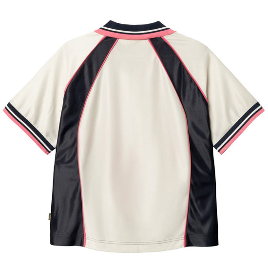 Detail van de printed logo en graphic details op de Woodbird Sports Polo Off White-Navy