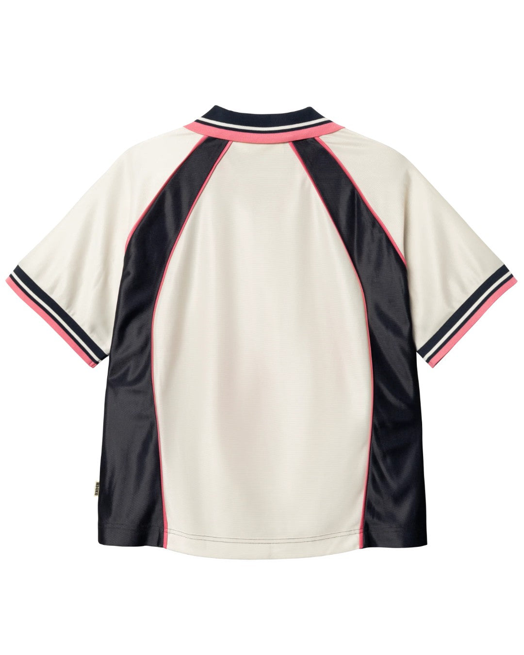 Detail van de printed logo en graphic details op de Woodbird Sports Polo Off White-Navy