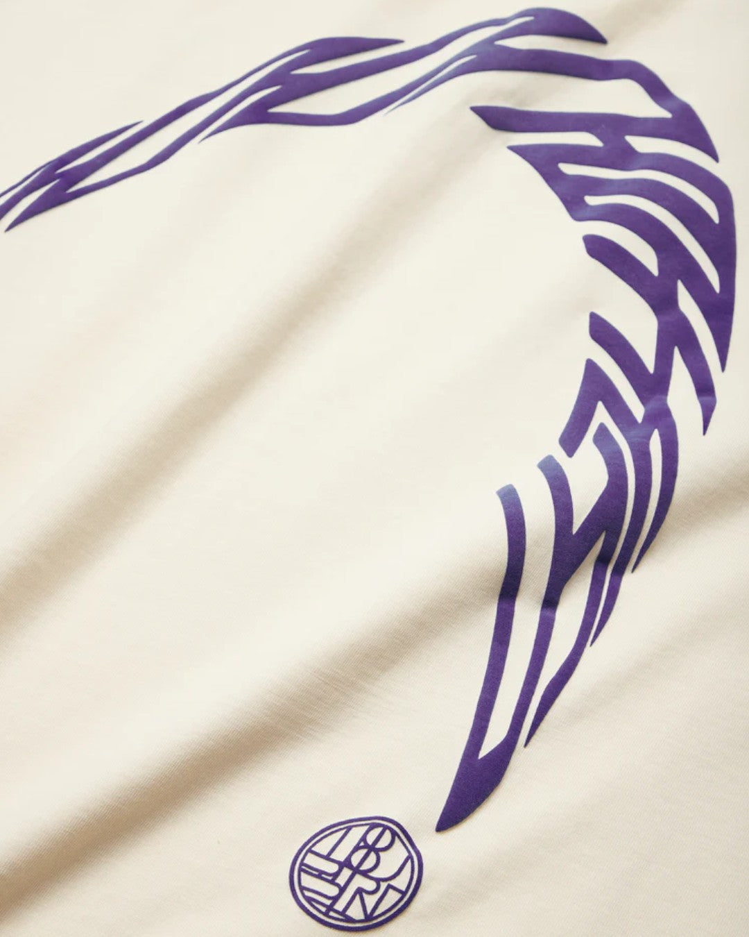 Detail van de 100% organic cotton stof van de Woodbird WBBaine Warp Tee in Off White