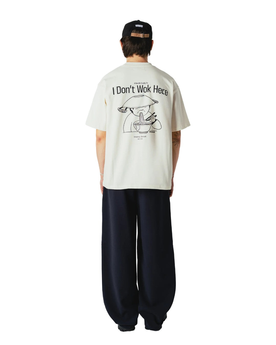 Achterkant van de Woodbird WBBaine Wok Tee Off White met grote “I don’t wok here” rugprint