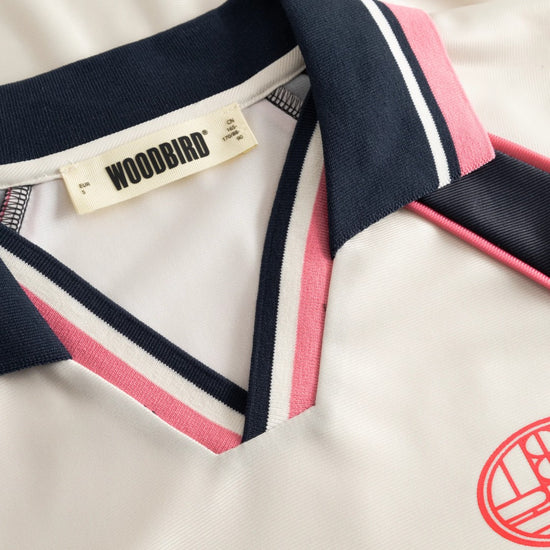 Woodbird WBWaka Sports Polo Off White-Navy gedragen als relaxte sportieve zomerlook
