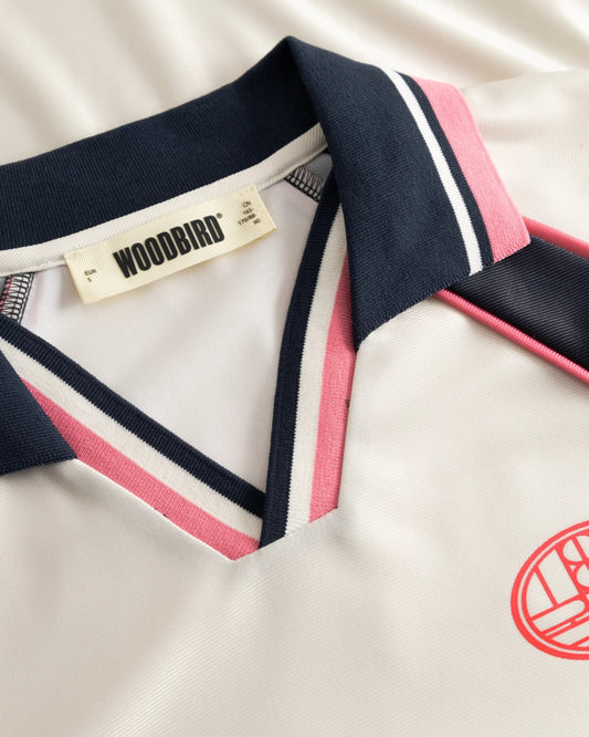 Woodbird WBWaka Sports Polo Off White-Navy gedragen als relaxte sportieve zomerlook