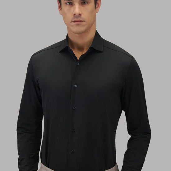 Kraagdetail van het zwarte Xacus Tailor Fit Active Shirt