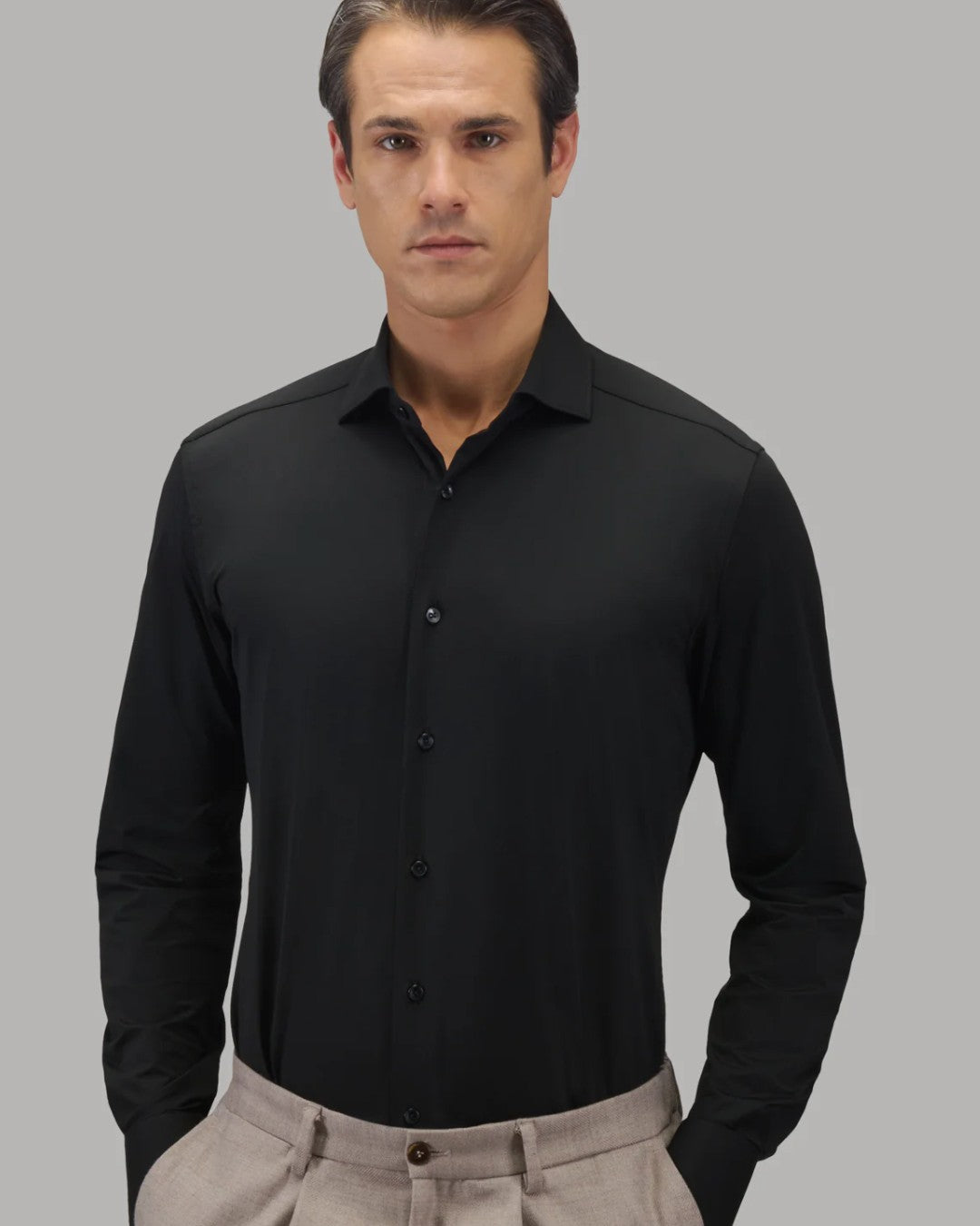 Kraagdetail van het zwarte Xacus Tailor Fit Active Shirt